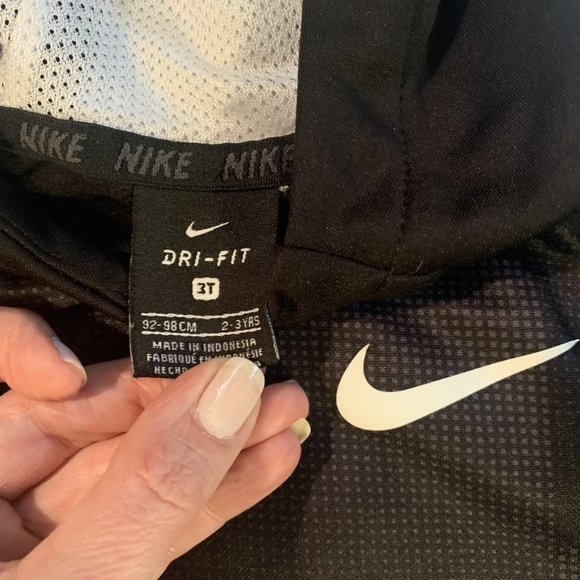 Kid's Nike dri-fit black hoodie size 3T - Picture 4 of 4